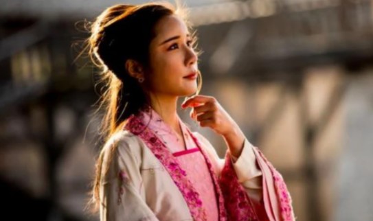 古代"寡妇"为何一辈子不改嫁?70岁老妇道出其中猫腻,让人怜悯