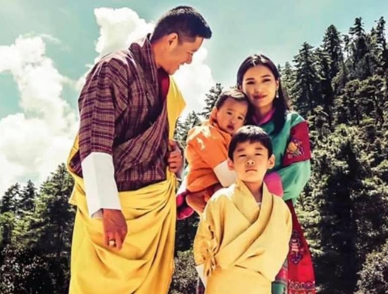 不丹王室全家福出炉,一家四口其乐融融,二王子越来越像佩玛