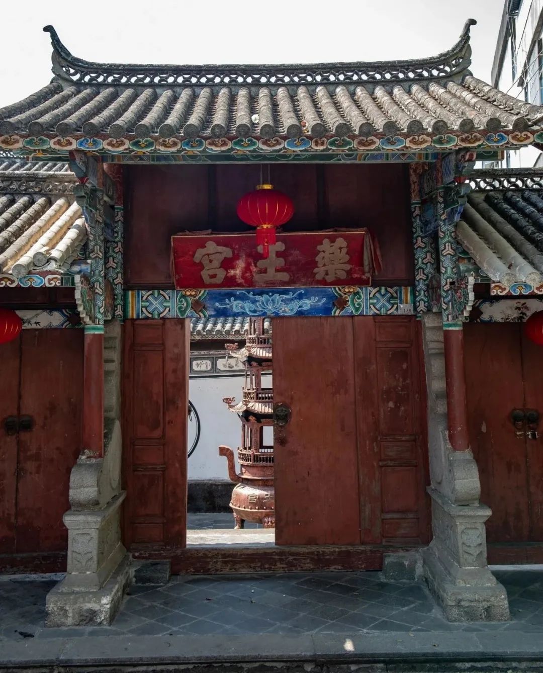 腾药发祥地的药王宫,追溯在远古时代就已存在的"蜀身毒道",古道漫漫