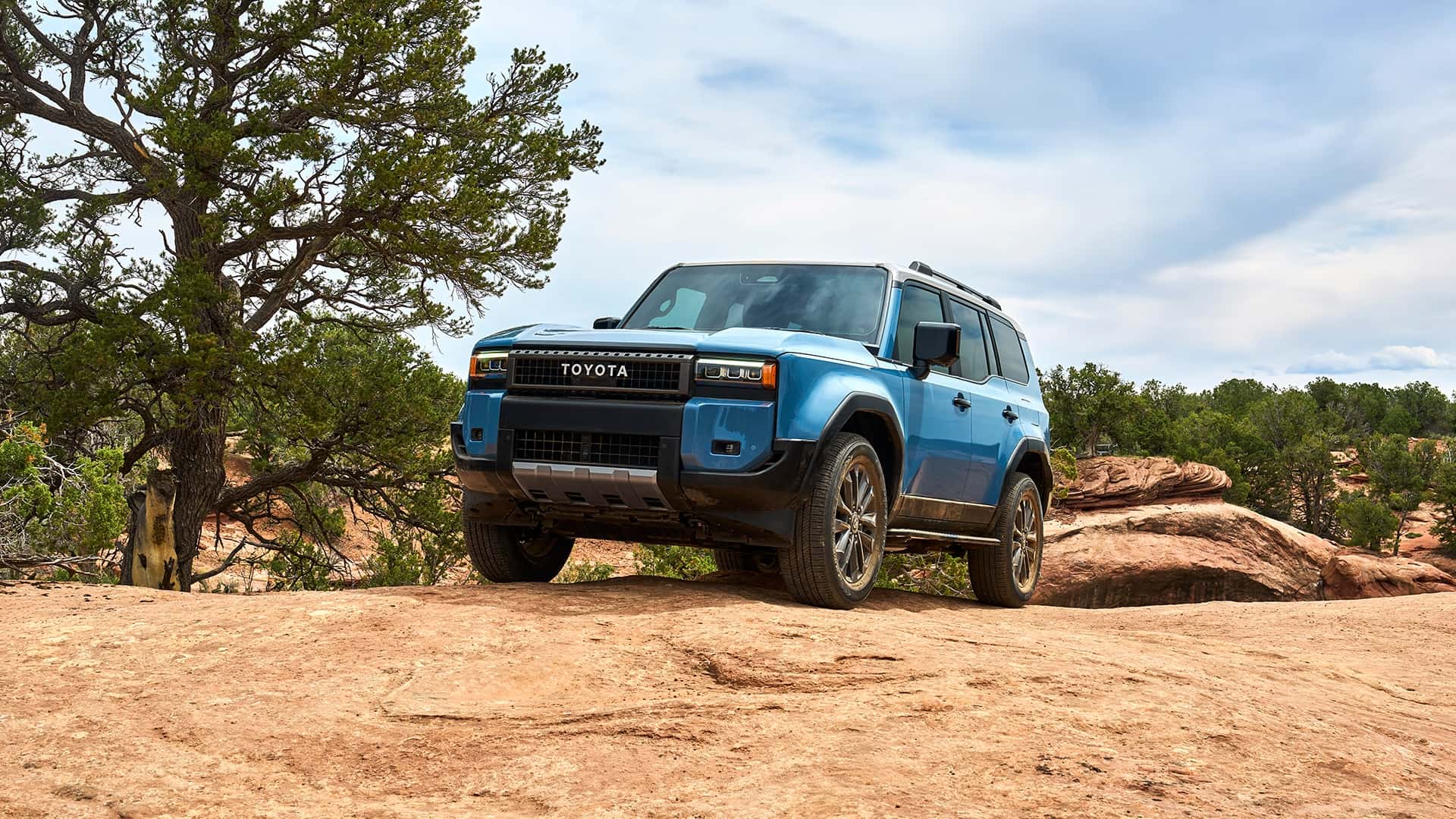 全新一代丰田普拉多正式亮相,又是一款主打复古的硬派越野车