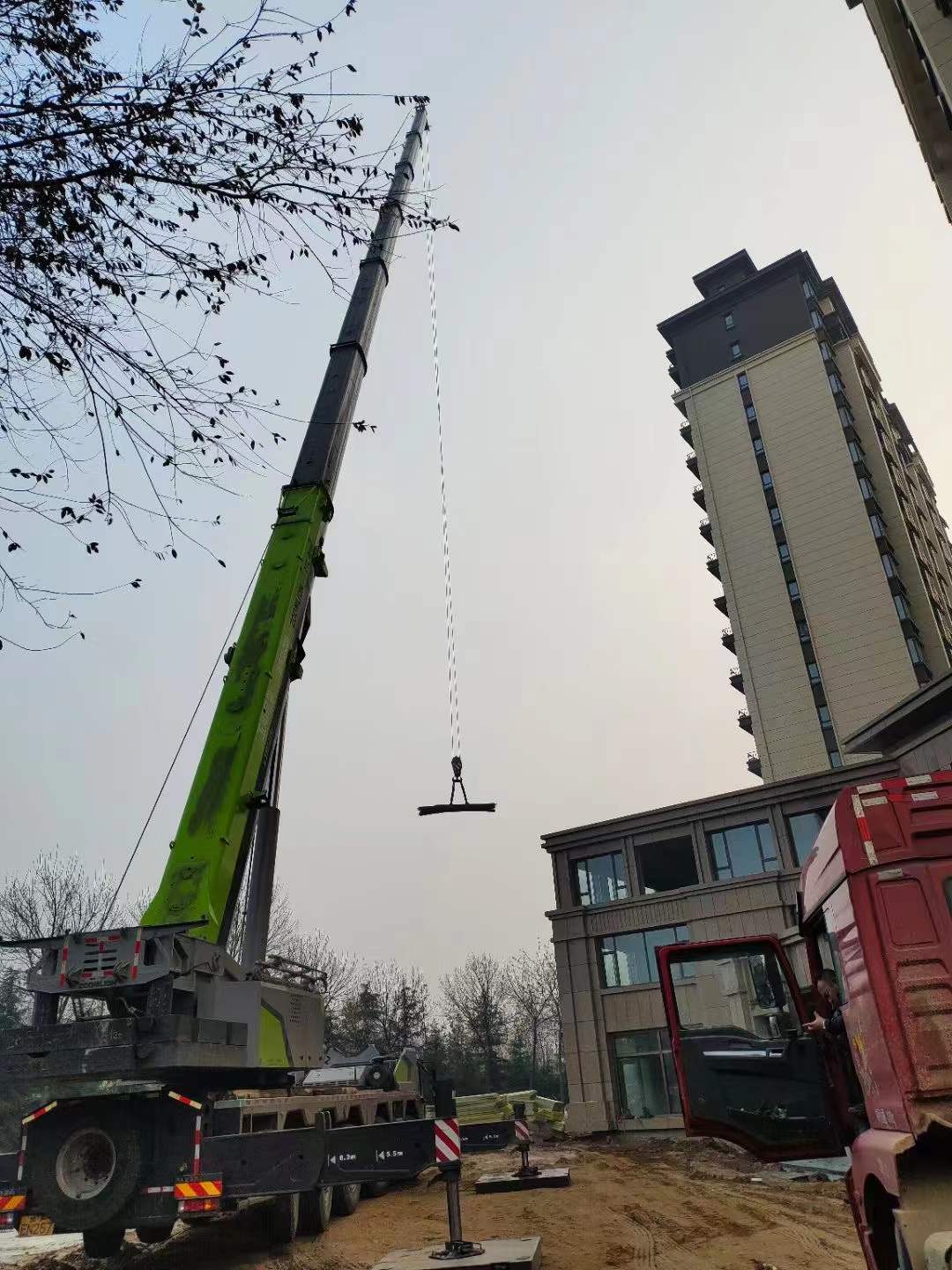 龙口吊车在小区施工,长臂