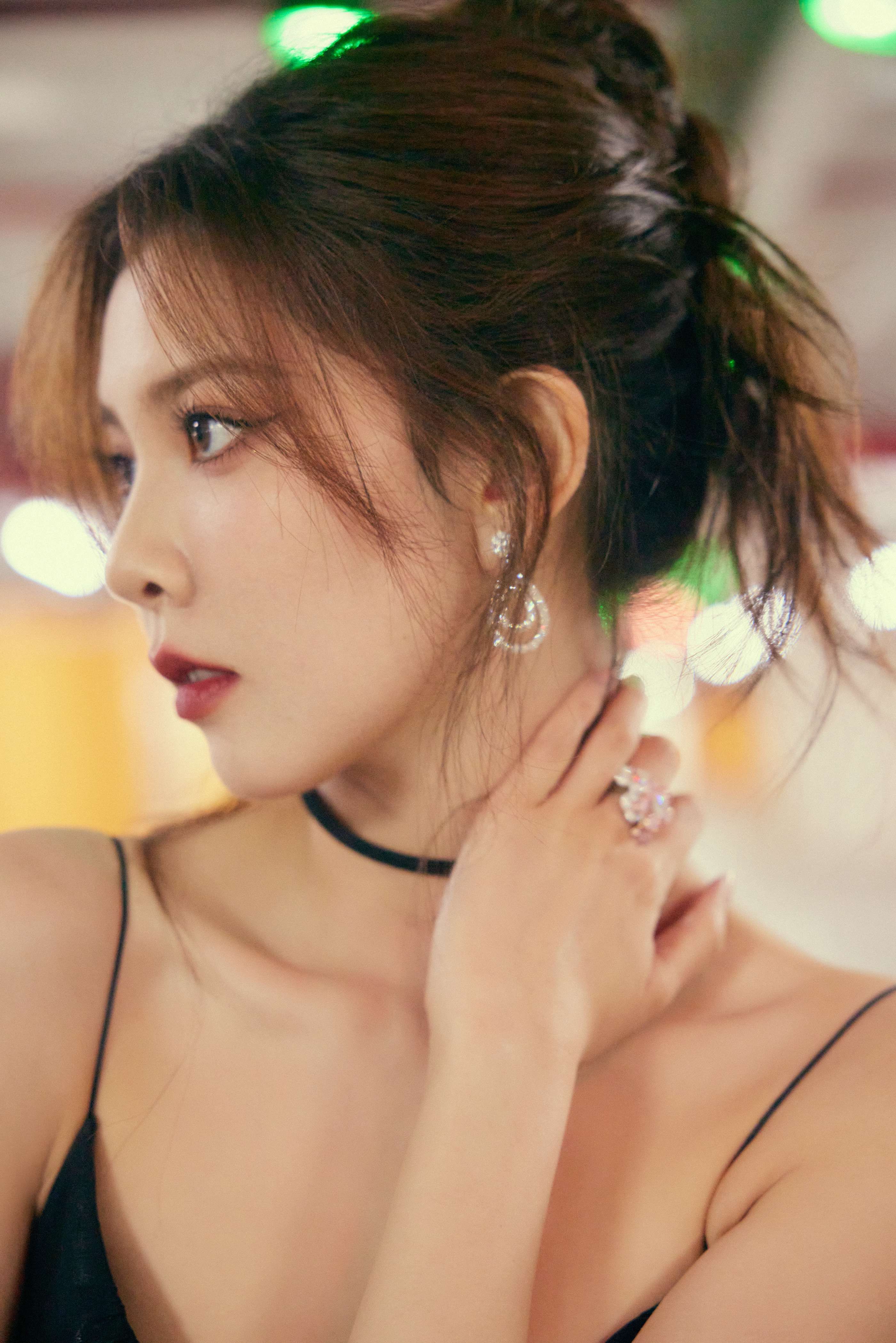 宋妍霏黑色吊带连衣裙大长腿性感写真