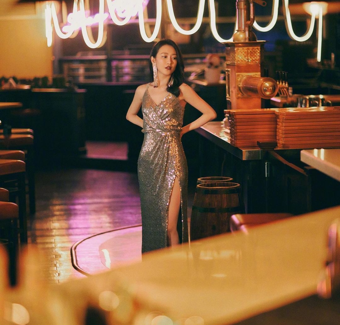 王鸥银色流光吊带裙流光溢彩,太美了!