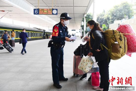 探访深圳东开往云南昭通的k830次春运列车