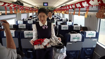 “粽”享旅途:高鐵乘務(wù)組與旅客共慶端午佳節(jié)-有駕 “粽”享旅途:高鐵乘務(wù)組與旅客共慶端午佳節(jié)-有駕