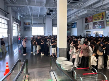 7172元拿下iPhone17 Pro！杭州门店数百人排队直接抢断货