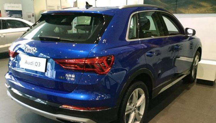 2021款奥迪q3到店,雪邦蓝涂装获赞,30色氛围灯上档次,配双离合