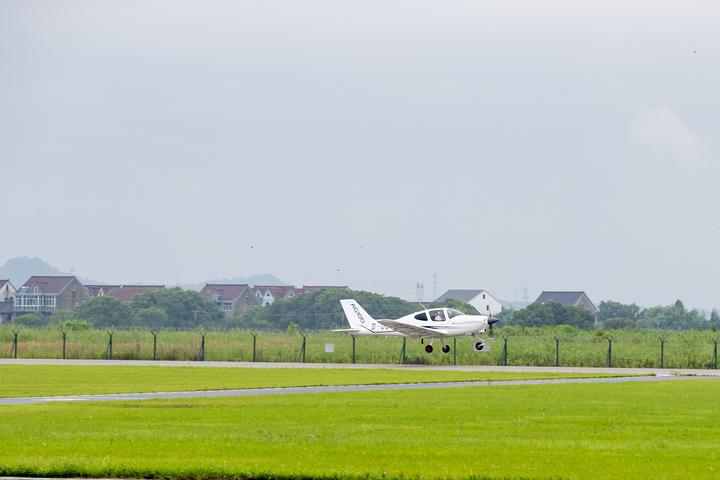 新一代国产初级教练机ag100在德清莫干山机场首飞成功