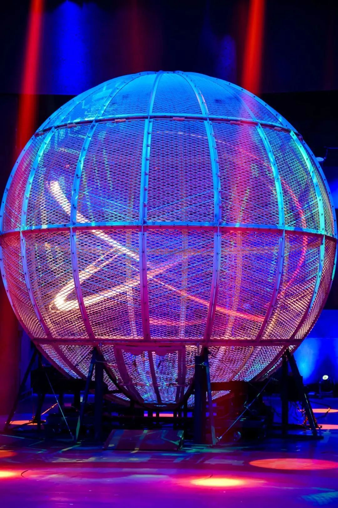 新疆巴楚"小胡杨"探班上海马戏城《时空之旅》,并定下11月的一场约定