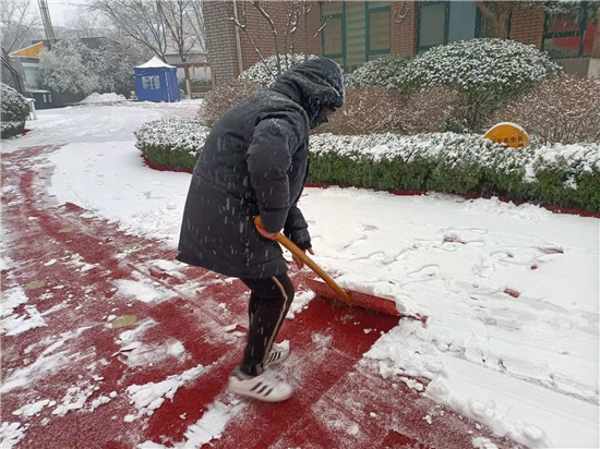 他们扫雪的身影真美!看槐荫教育人为寒冬增加一份别样温度