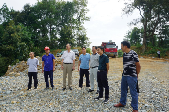 覃传良到修仁镇调研指导贺巴高速征地拆迁工作