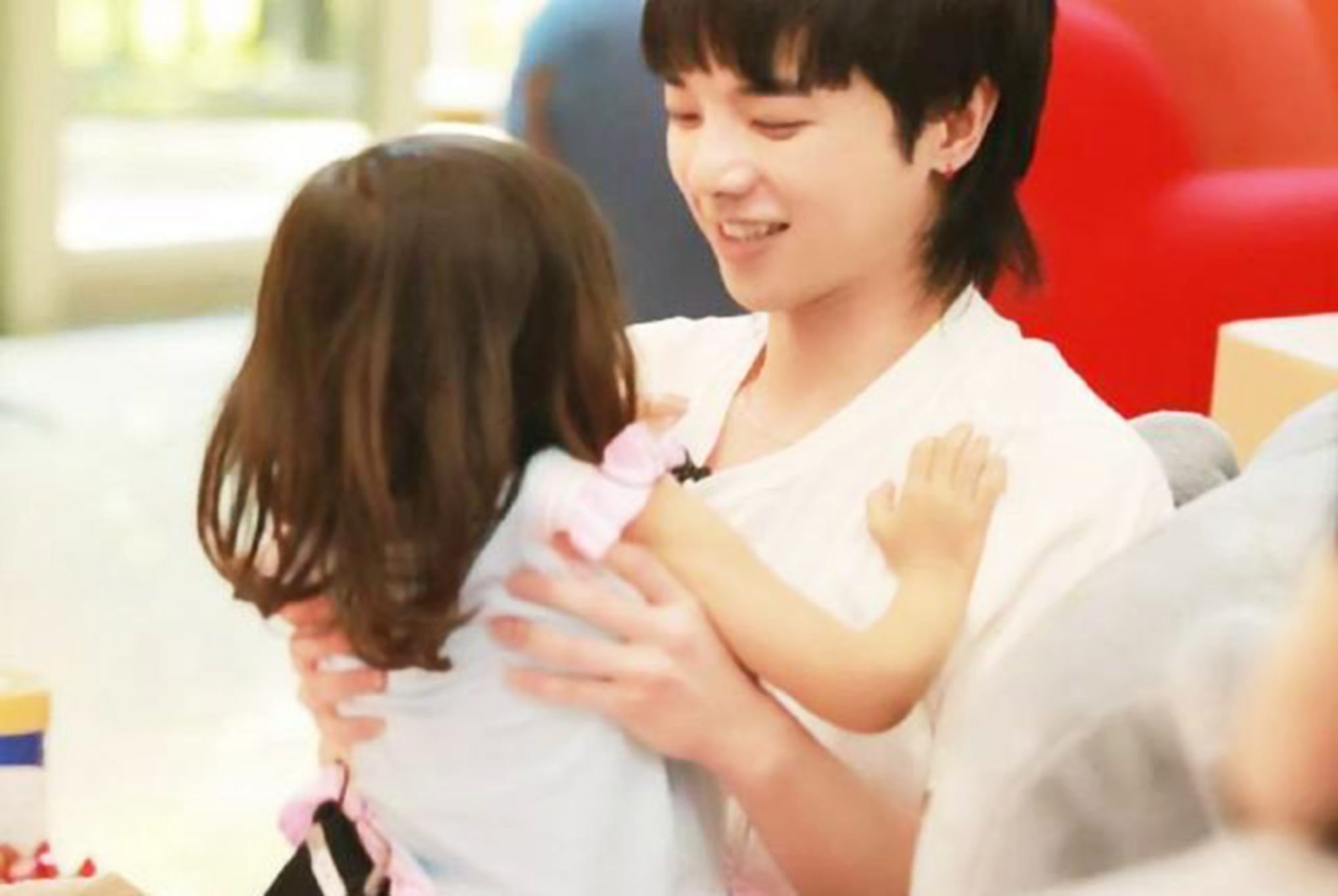 张碧晨曾带女儿外出被拍,小家伙长相可爱,网友:果然女儿像爸爸