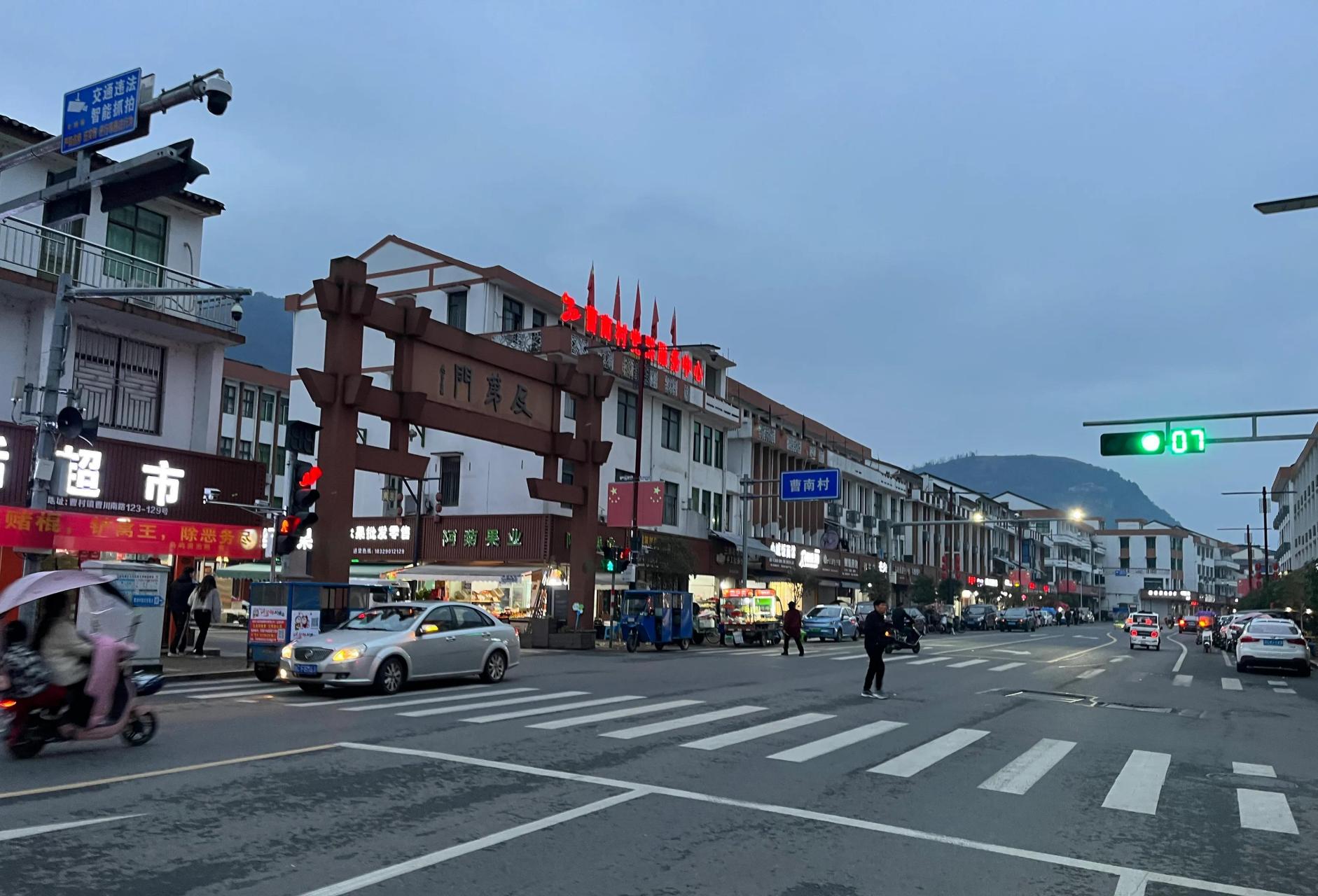 2000年瑞安市启动乡镇合并行动,把一些规模较小的乡镇合并到强镇中.