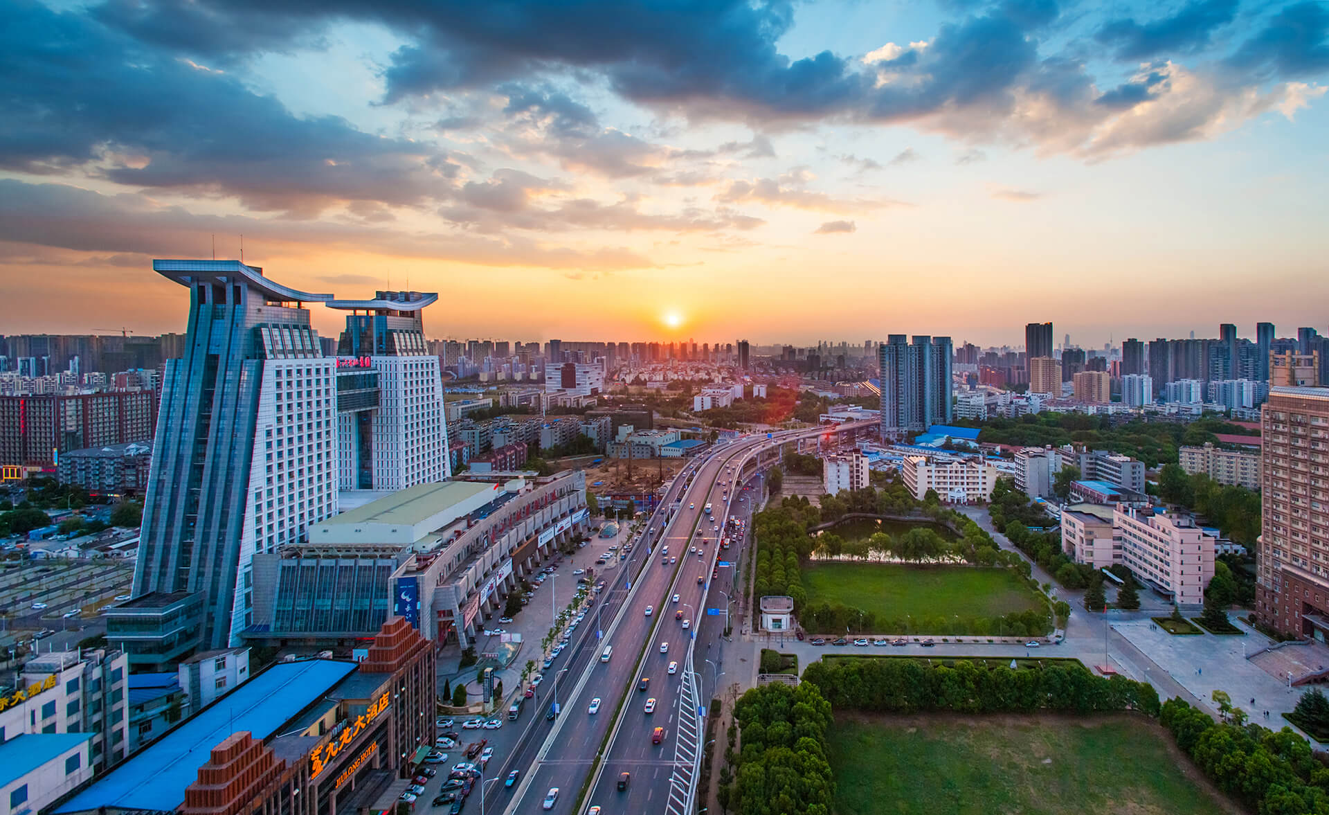 武汉市洪山区亿元以上纳税楼宇4座,五大园区入驻企业1707户