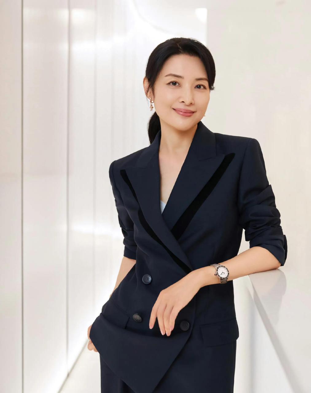 4月22日,55岁的周涛为某奢侈品拍摄了一组大片,她