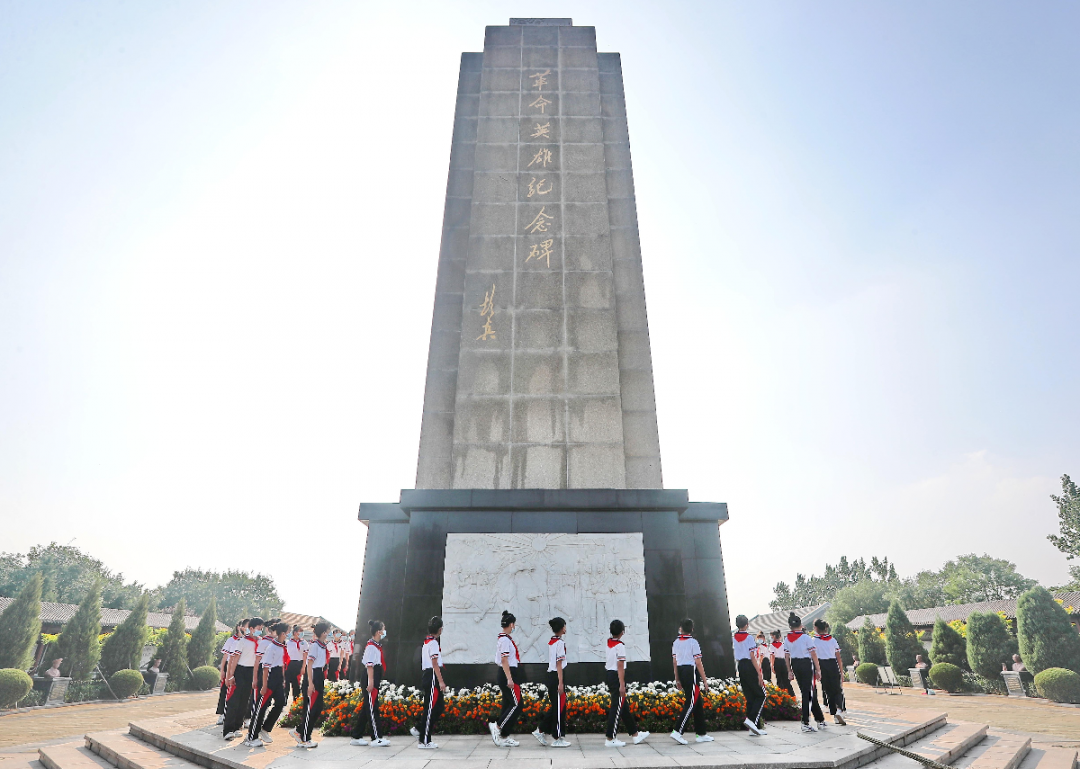 2021年9月29日,海港区缪庄小学学生在秦皇岛烈士陵园瞻仰革命英雄纪念