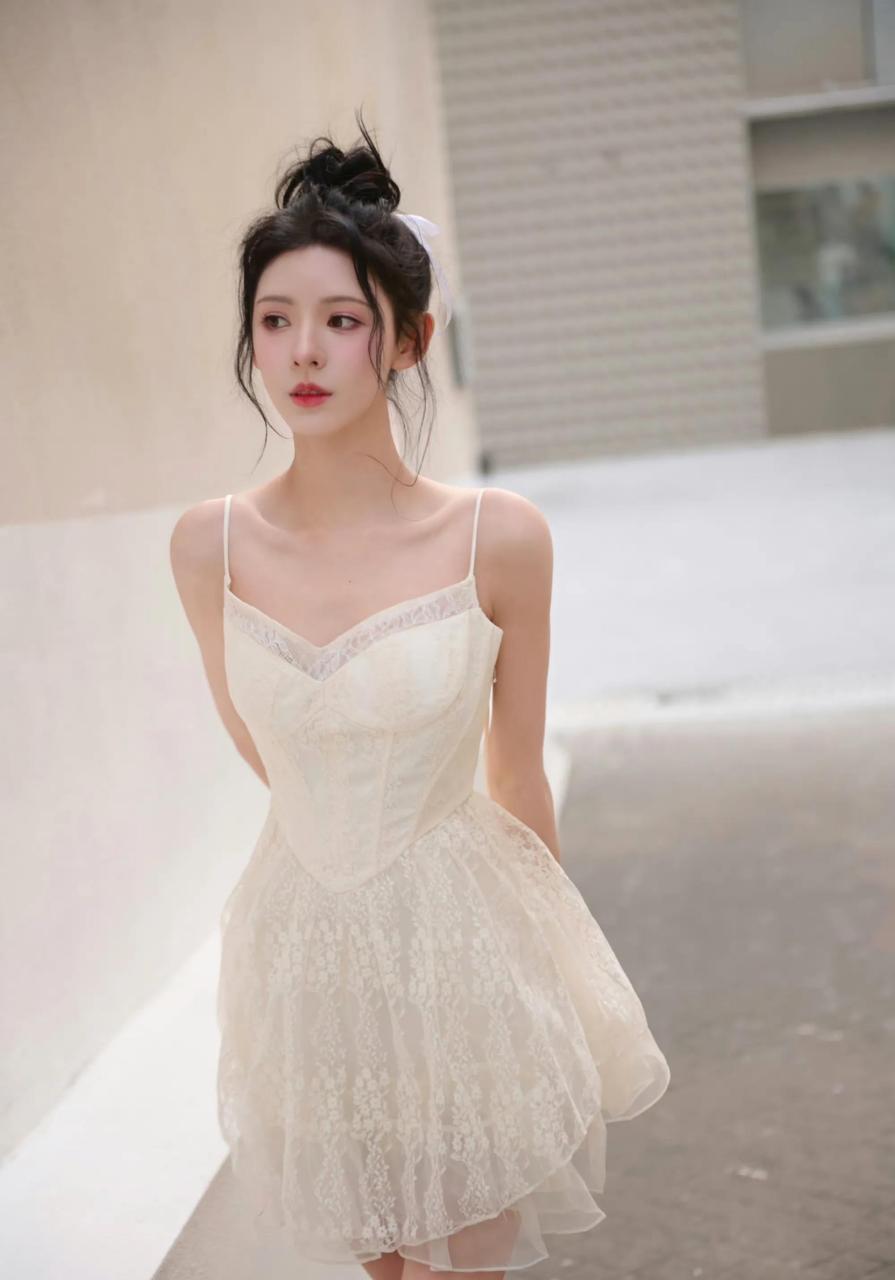 天天娱乐八卦#网红张予曦长着一双带有异域风的眼眸,巴掌大的脸蛋