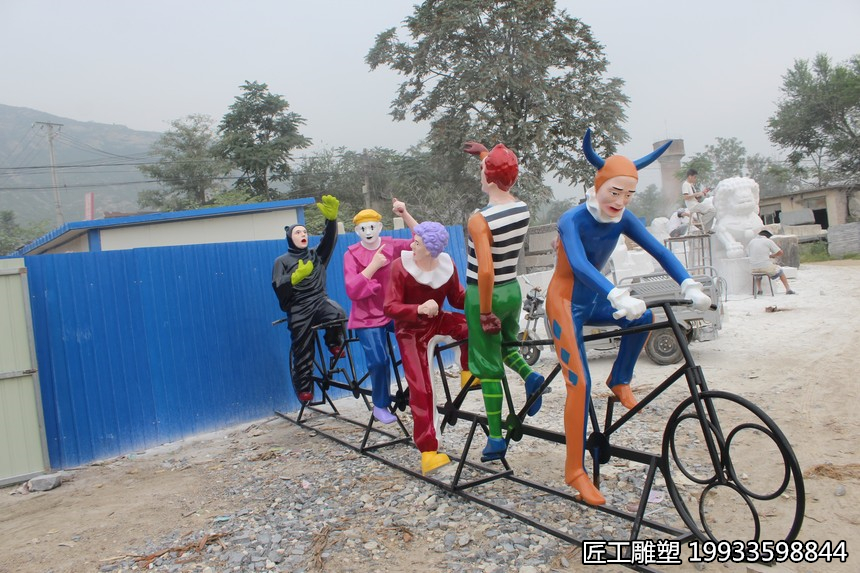 玻璃钢小丑骑车雕塑