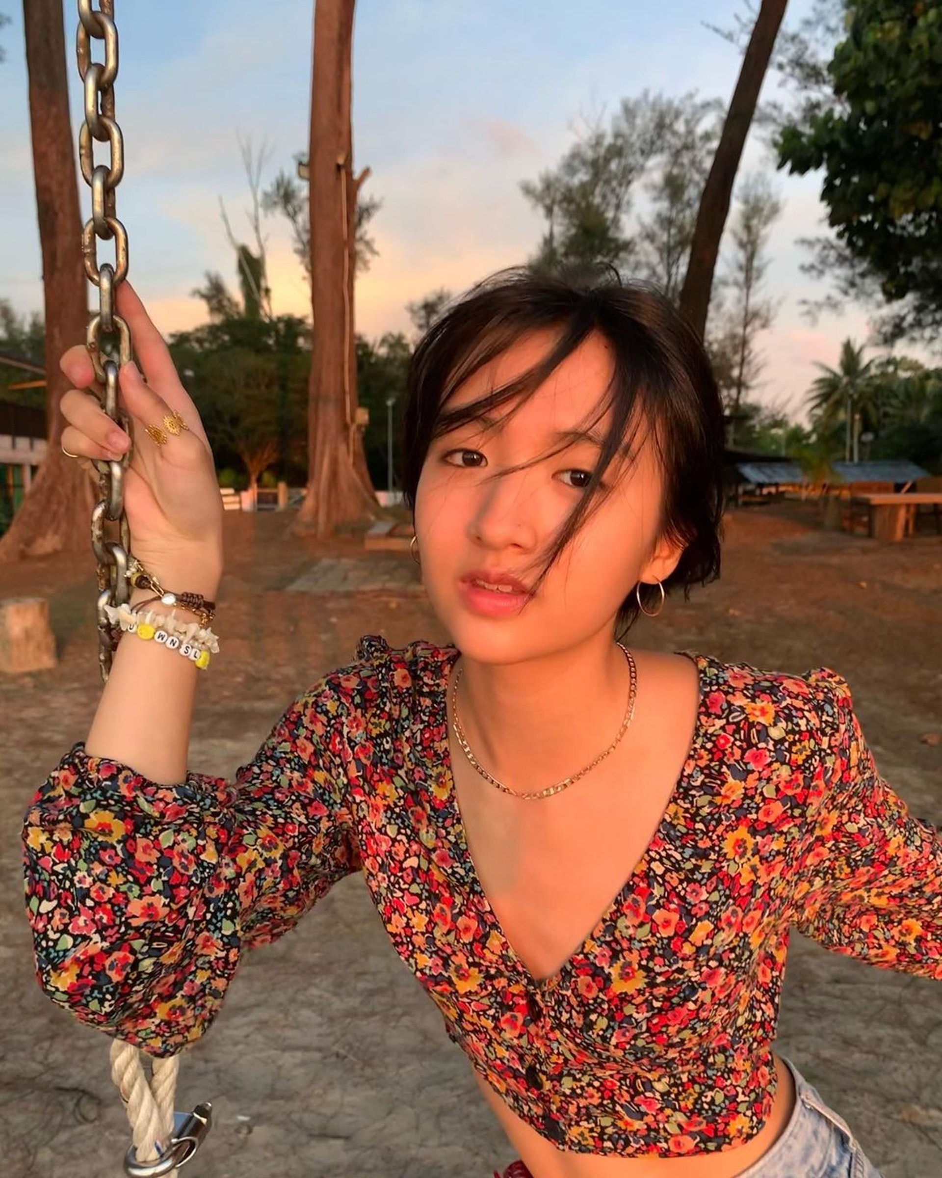 女神柏安妮18岁女儿舞技出众!穿露脐装秀蚂蚁腰,母女同框似姐妹