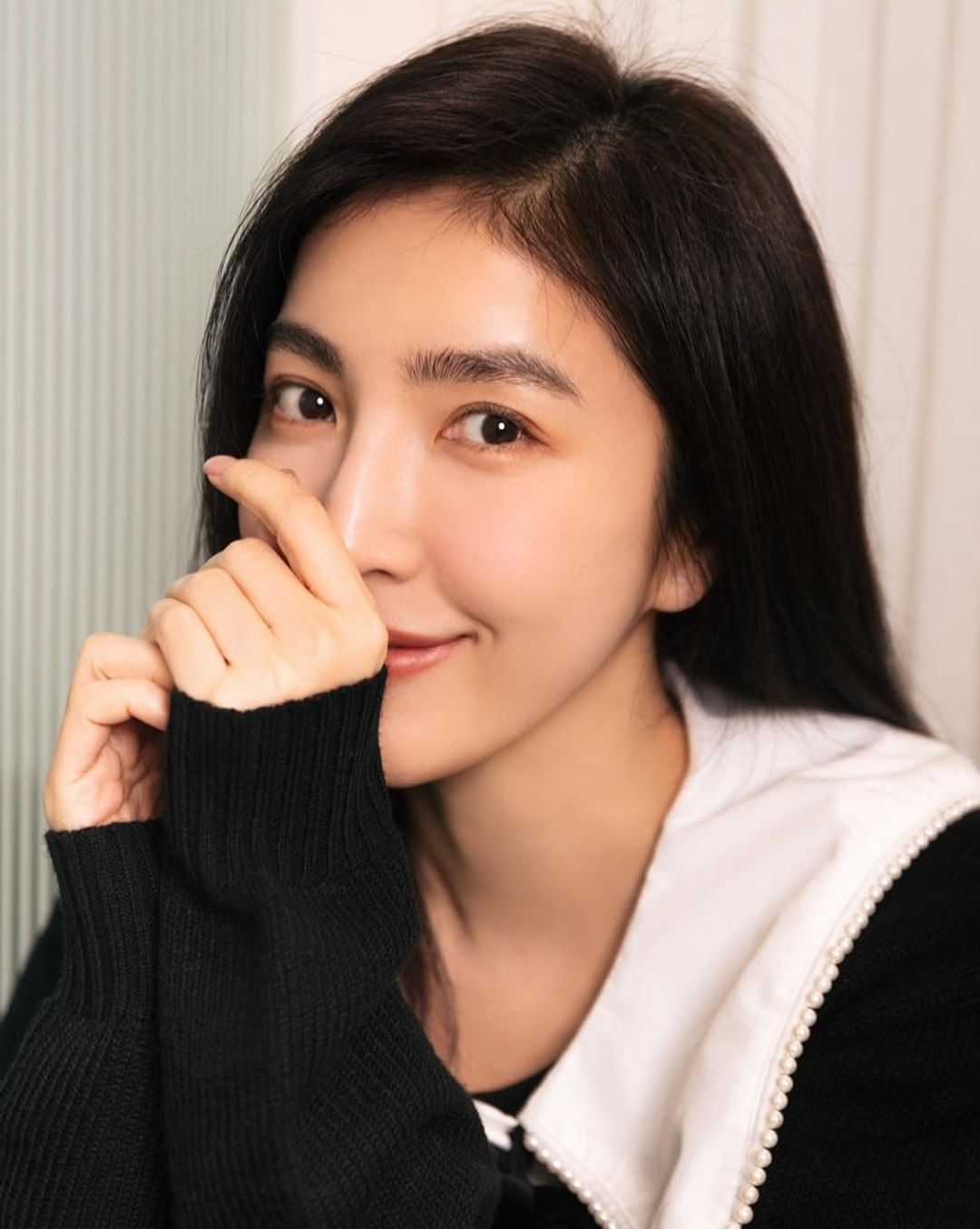 44岁杨谨华脸上没有一丝皱纹,穿珍珠娃娃领针织衫甜美可爱