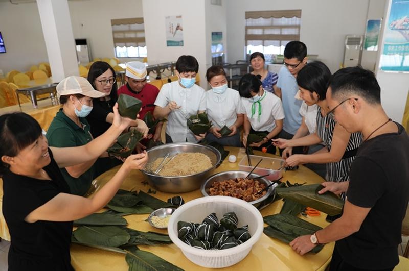 市海口事务管理局举办端午包粽子活动