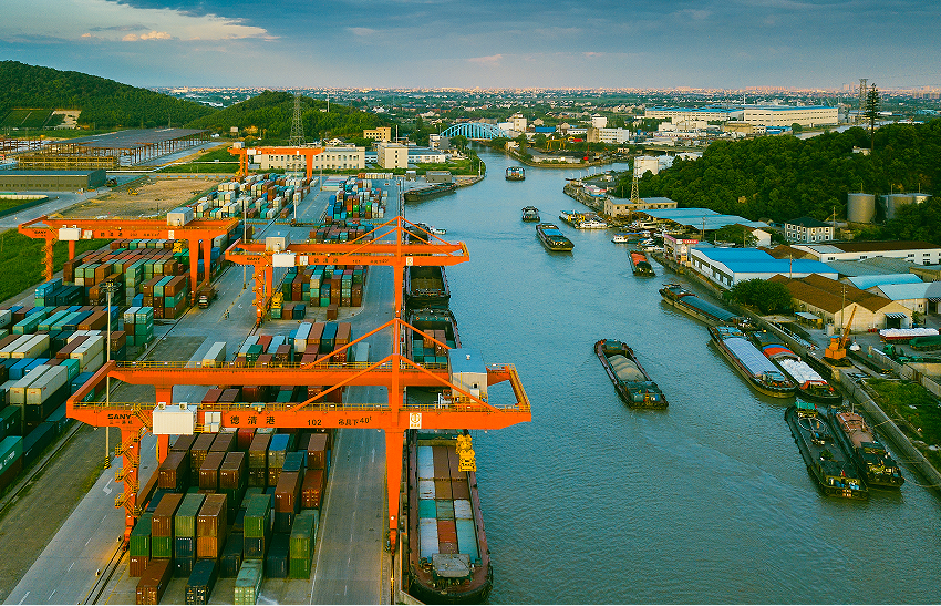 湖州港集装箱吞吐量实现"半年红"