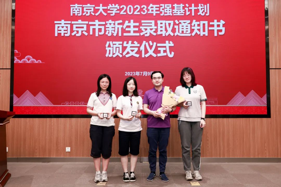 古文字方向的夏瑀,李西贝,王心媛三位同学拜师文学院程少轩老师历史学