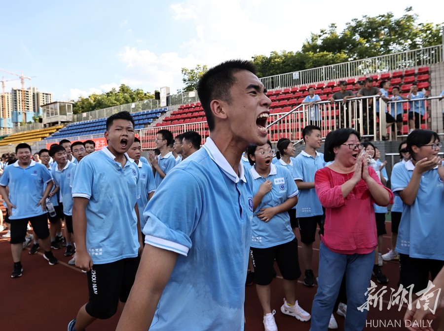 挥洒青春的你好美——长沙市周南中学新生军训掠影