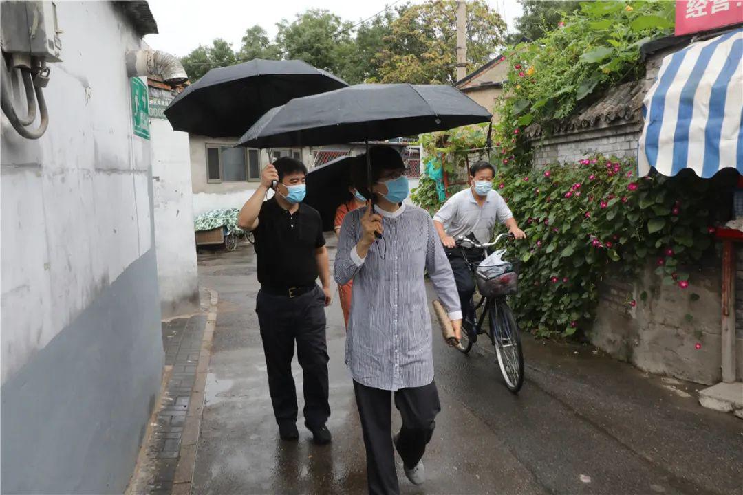 来到广内街道时,天空正下着细雨,孙军民以"四不两直"方式走进胡同平房