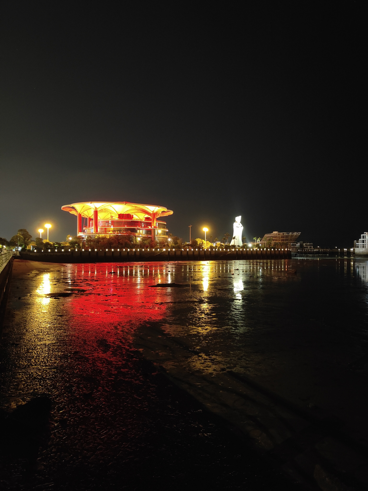 夜晚的厦门会展中心和观音山沙滩风景