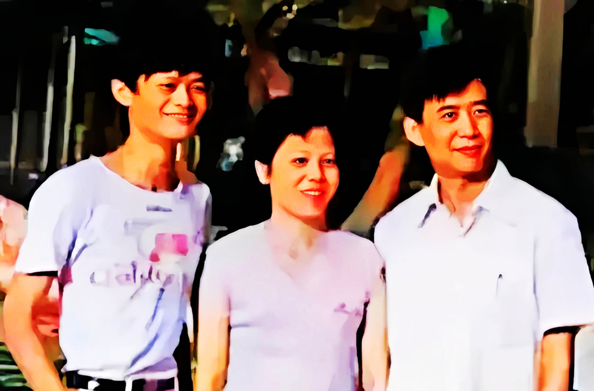 80年代,马云少年时与父亲马来法,母亲崔文彩的合影.