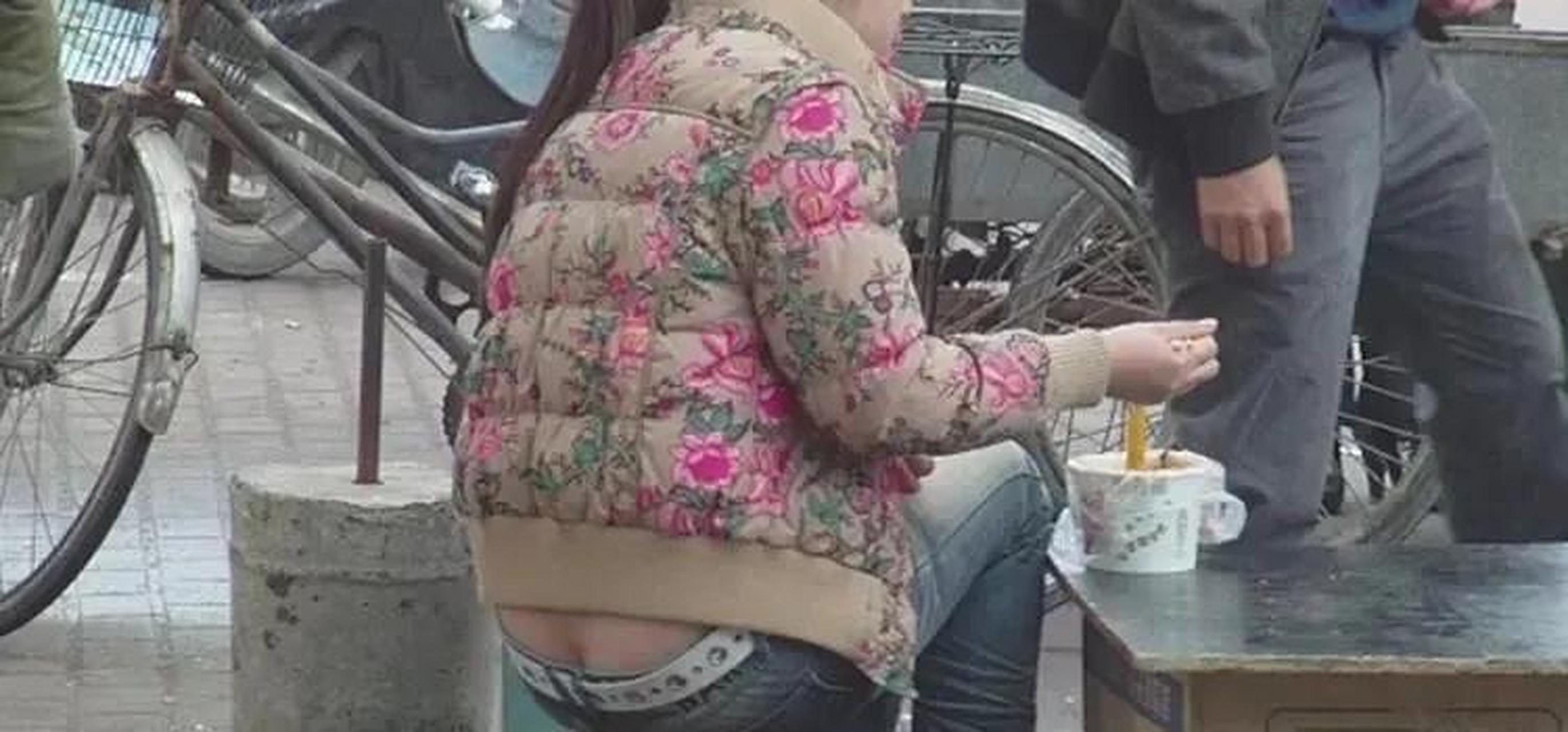 二十年前,我开服装店,那会的流行低腰裤,腰低到什么程度,只要这女的一