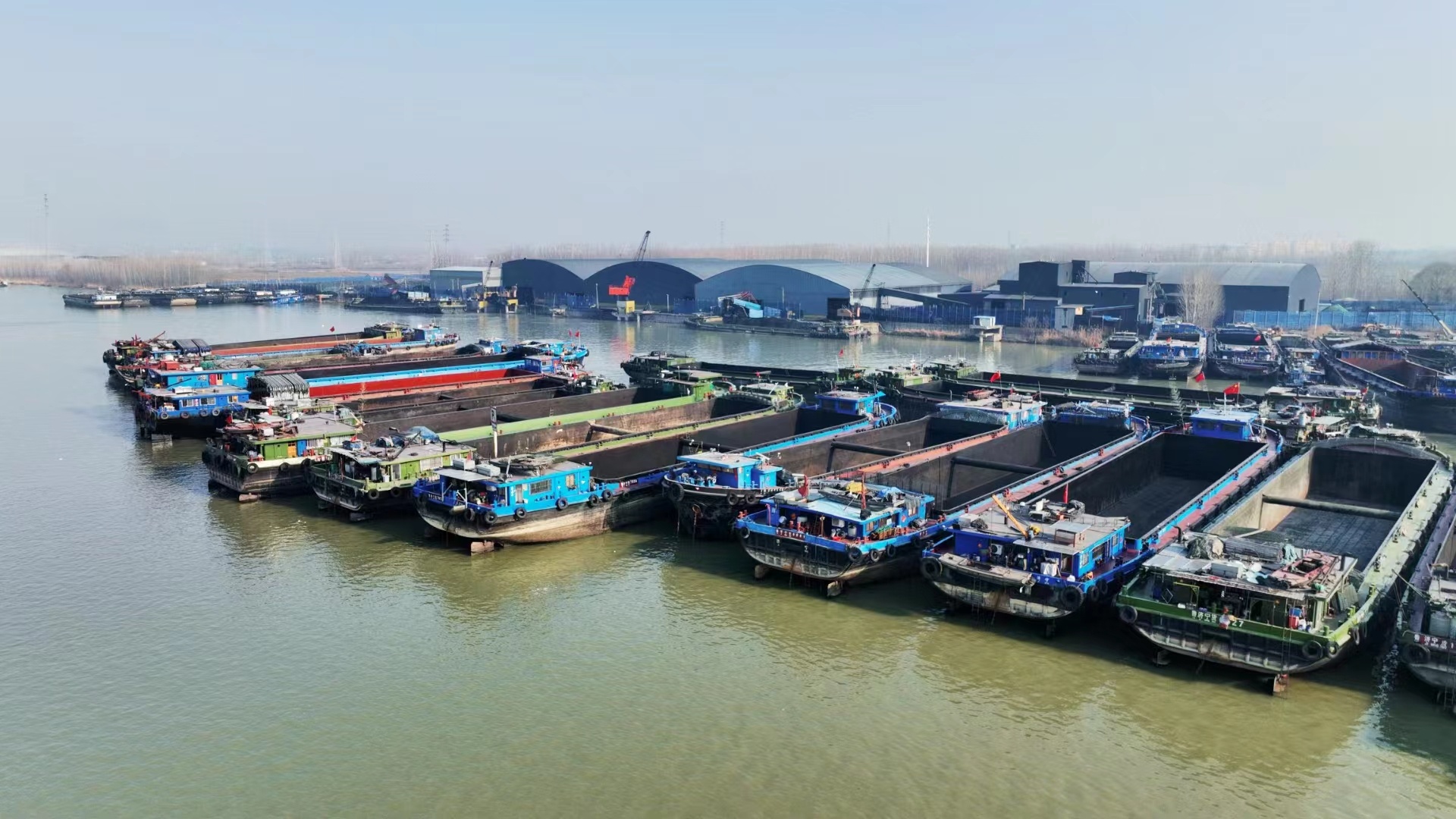 济宁市:京杭大运河微山段货运船只穿梭往来忙