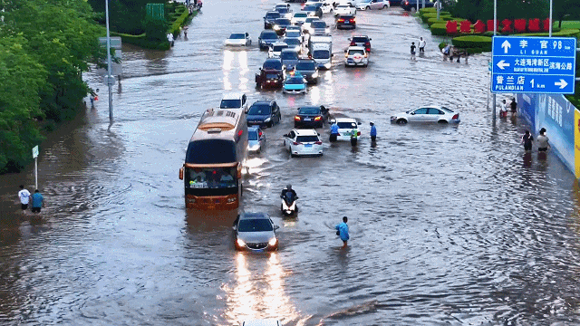一线传真暴雨突袭滨城这一幕令无数网友动容