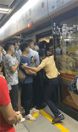 「趣图」挤地铁时想下车的你
