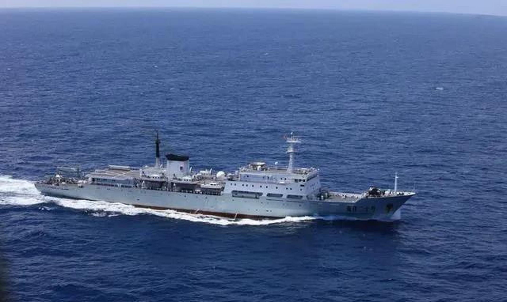 中国海军一艘636型海洋综合调查船,通过直布罗陀一路向西驶向北大西洋