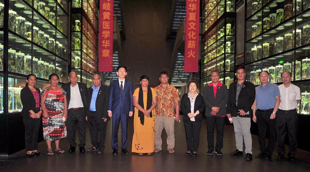 基里巴斯共和国议长坦加丽基·里特及代表团一行来广中医访问