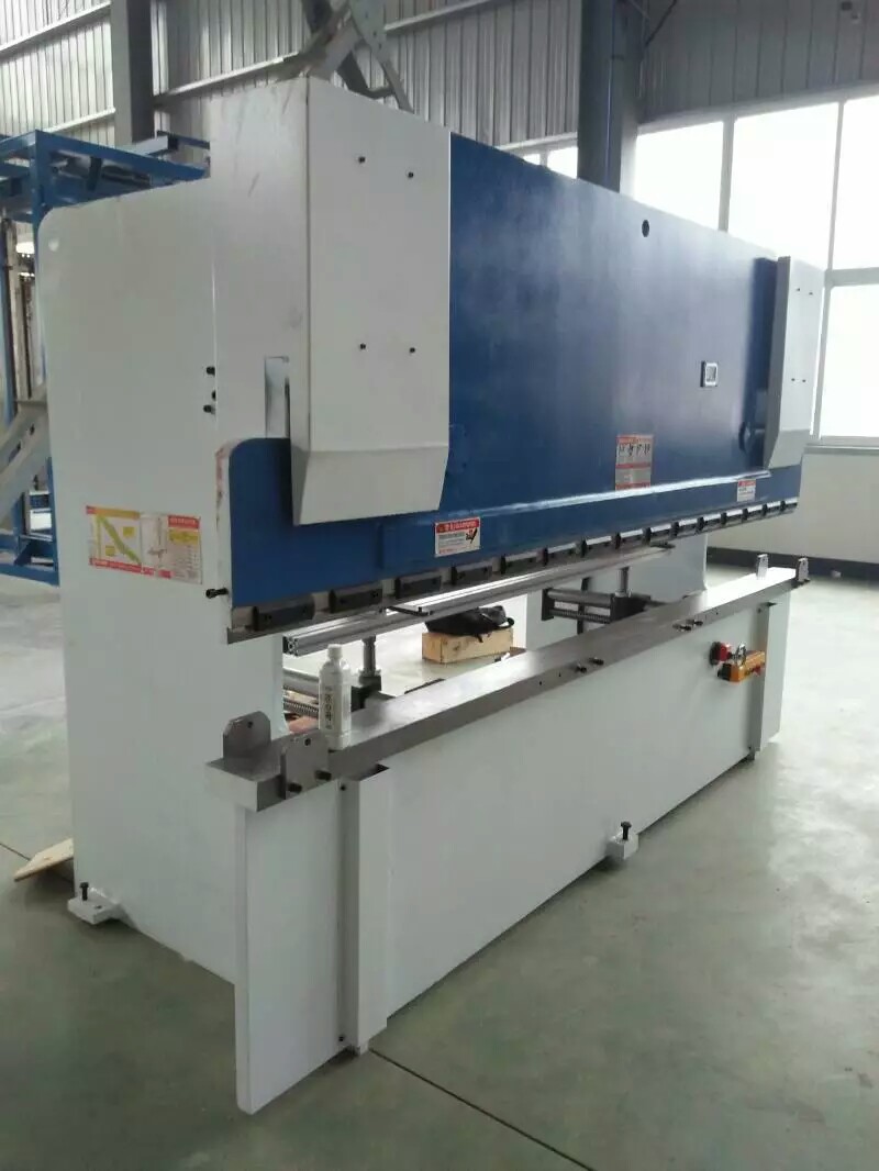 液压折弯机(100吨160吨200吨金属板材折弯机)