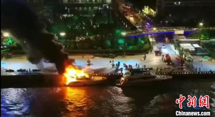 上海北外滩游艇起火 救援民警回忆:10分钟火浪中救出11人