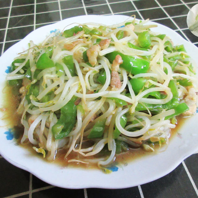 肉丝皱皮椒炒绿豆芽,脆嫩清香,简单下饭