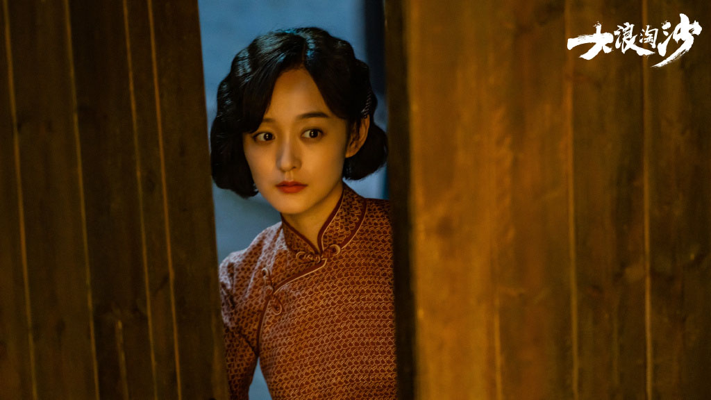 何泓姗不愧是"小周迅",穿这么土的旗袍也不显老,一点不像34岁