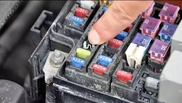 吉普指南者保险丝盒在哪里(吉普指南者保险盒在哪)