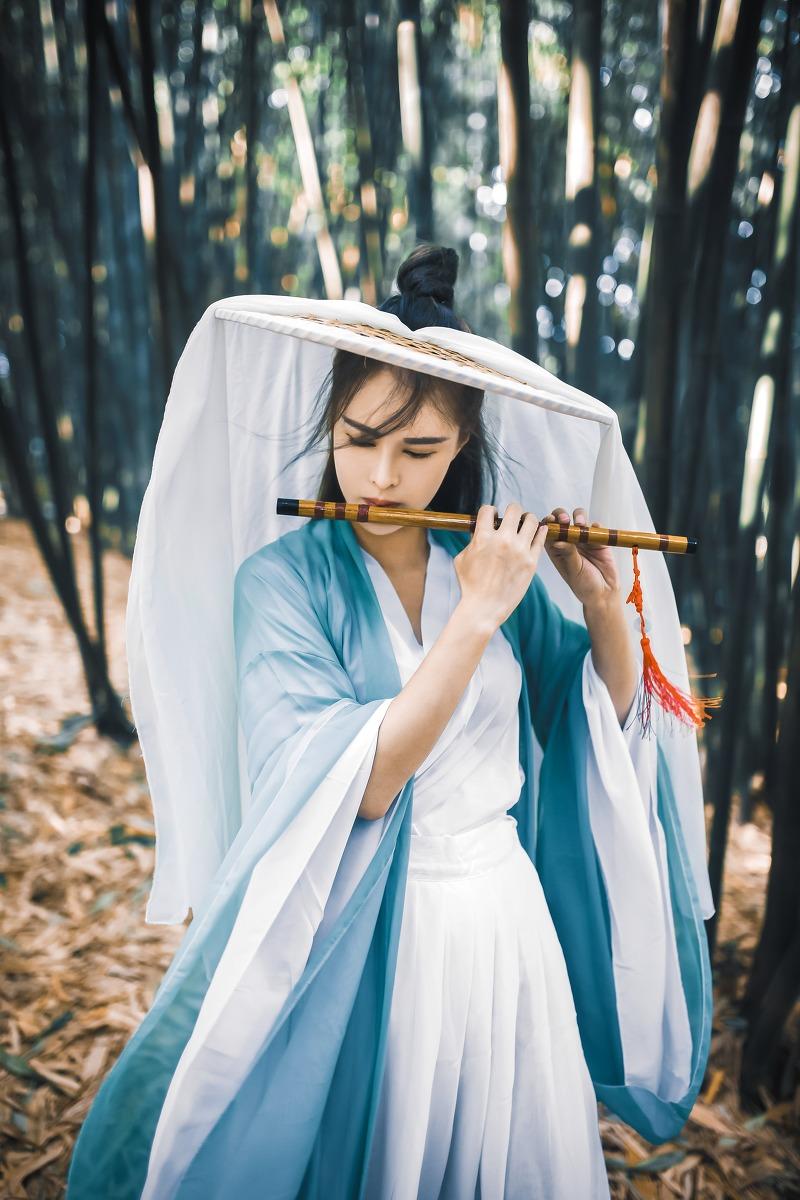 《蛮荒夫君甜甜哒》穿越远古,她织布建房,还收获了一个野人老公