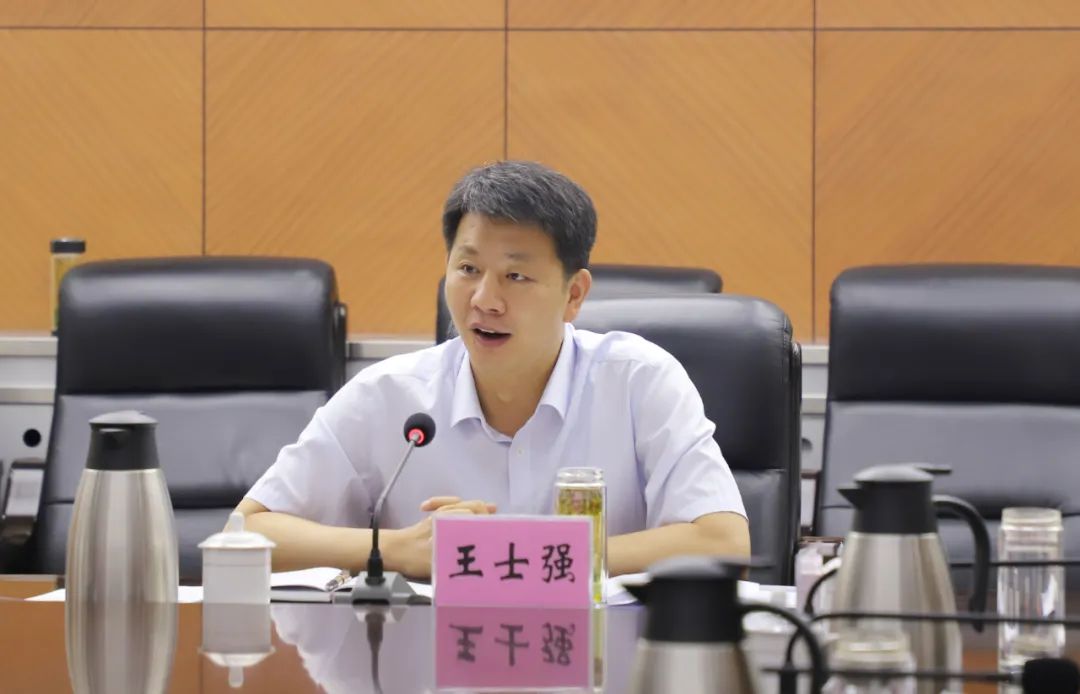 王士强主持召开区政府党组理论中心组集体学习