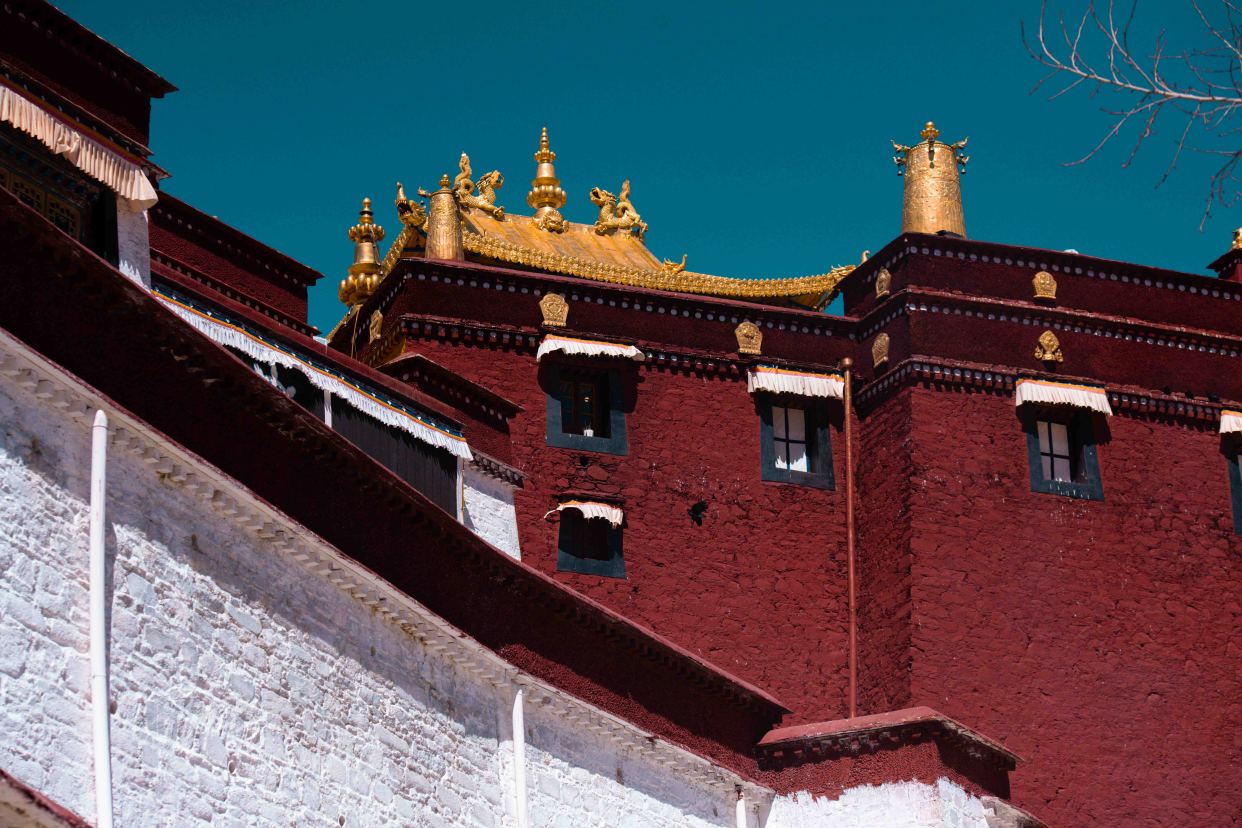 甘丹寺:矗立在旺波日山上的"天空之城",在这里见天地见万物