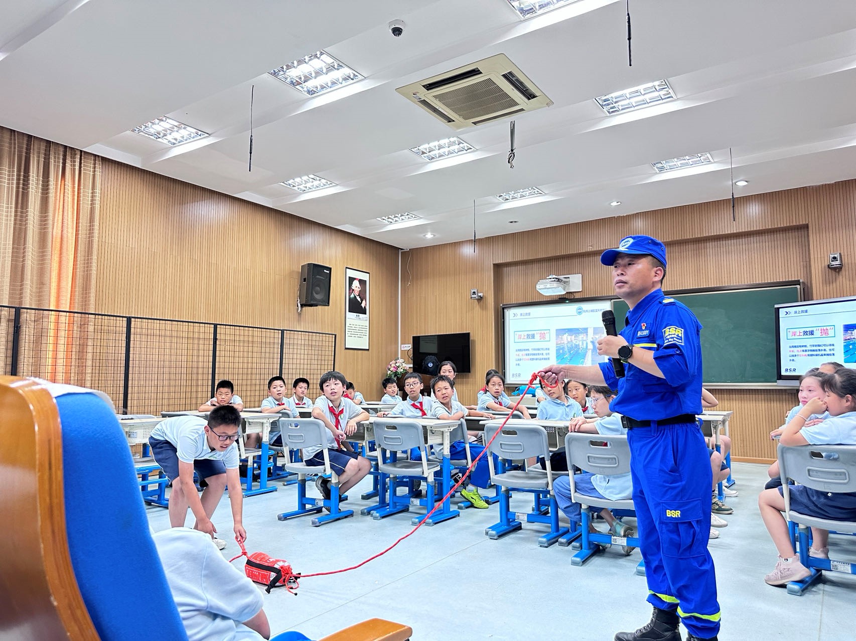 救援队队员走进春芽实验学校,进行防溺水安全自救培训