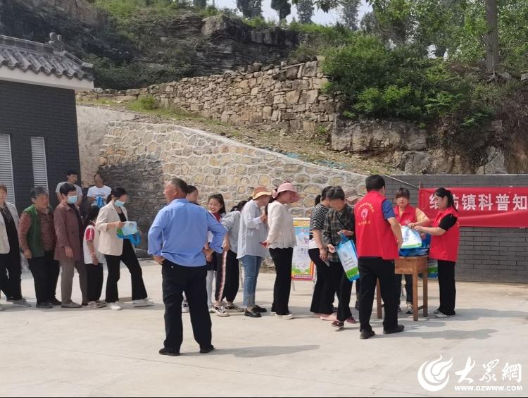 嘉祥县纸坊镇开展"科普知识进村居 志愿服务暖民心"活动