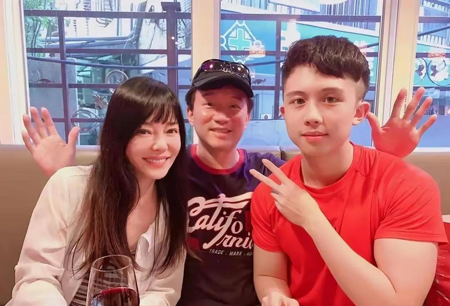 台湾女星狄莺跟儿子孙安佐"同床共枕"15年,给儿子喂了12年的母乳!