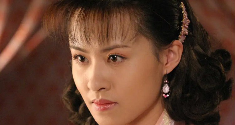 红姨是谁扮演的呢