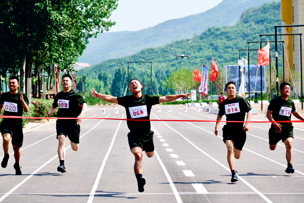 旌旗猎猎迎勇士 战鼓声声致精兵